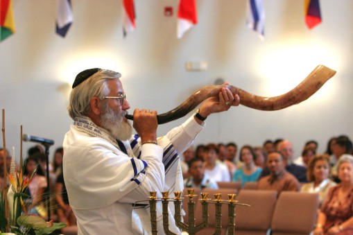 ###NEWS - Pentecost celebration at El Far Assembly of God, Belleview- CONTACT PHOTOGRAPHER 352-598-7976 - cell### Arnold Hauser (cq) of Ocklawaha, a Messianic Jew, blows the Shofar, a ram's horn, a the start of a joint Christian and Jewish Pentecost celebration at El Far Assembly of God, a Spanish and English church, located on US 301, Sunday morning, June 26, 2005, in Belleview, FL. (Jannet Walsh/Star-Banner)2005