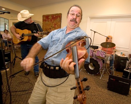 ###Ocala Star-Banner - Austin Horse Park, Weirsdale, FL, ### The crowd enjoys the Get-R-Done Band at the Austin Horse Park as David Becnel(cq) plays the fiddle, Tuesday evening, Aug. 29 2006, Weirsdale, FL. ( Jannet Walsh/Star-Banner)2006